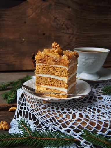 Zdjęcie: Orzechowy miodownik bez jajek mięciutki, puszysty i elegancki Zdjęcie - Orzechowy miodownik bez jajek mięciutki, puszysty i elegancki - Przepisy kulinarne ze zdjęciami