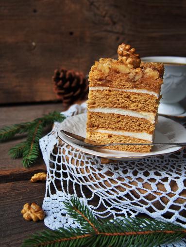 Zdjęcie: Orzechowy miodownik bez jajek mięciutki, puszysty i elegancki Zdjęcie - Orzechowy miodownik bez jajek mięciutki, puszysty i elegancki - Przepisy kulinarne ze zdjęciami