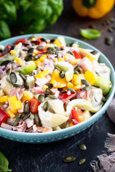 Zdjęcie - Sałatka z wędzonym kurczakiem i tortellini „Party hit” - Przepisy kulinarne ze zdjęciami