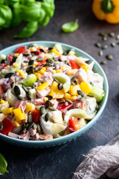 Zdjęcie - Sałatka z wędzonym kurczakiem i tortellini „Party hit” - Przepisy kulinarne ze zdjęciami