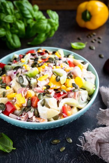 Zdjęcie: Sałatka z wędzonym kurczakiem i tortellini „Party hit” Zdjęcie - Sałatka z wędzonym kurczakiem i tortellini „Party hit” - Przepisy kulinarne ze zdjęciami