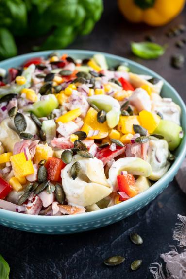 Zdjęcie: Sałatka z wędzonym kurczakiem i tortellini „Party hit” Zdjęcie - Sałatka z wędzonym kurczakiem i tortellini „Party hit” - Przepisy kulinarne ze zdjęciami