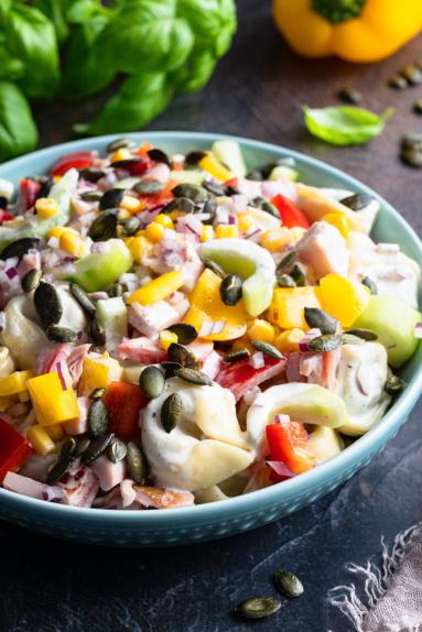 Zdjęcie - Sałatka z wędzonym kurczakiem i tortellini „Party hit” - Przepisy kulinarne ze zdjęciami