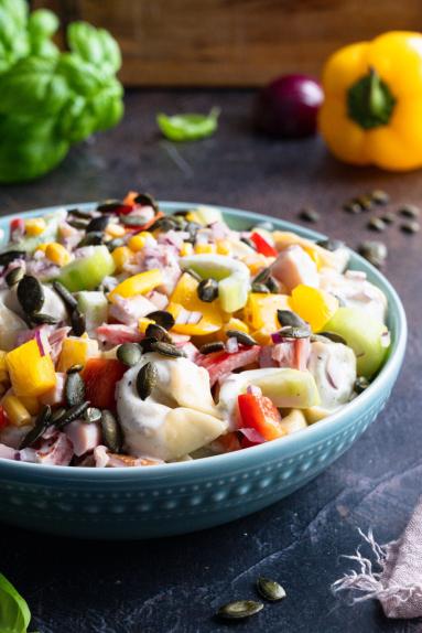 Zdjęcie - Sałatka z wędzonym kurczakiem i tortellini „Party hit” - Przepisy kulinarne ze zdjęciami