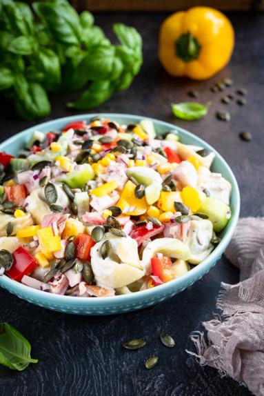Zdjęcie - Sałatka z wędzonym kurczakiem i tortellini „Party hit” - Przepisy kulinarne ze zdjęciami