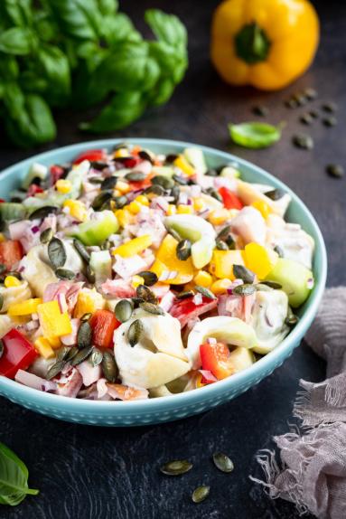 Zdjęcie - Sałatka z wędzonym kurczakiem i tortellini „Party hit” - Przepisy kulinarne ze zdjęciami