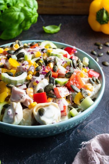 Zdjęcie - Sałatka z wędzonym kurczakiem i tortellini „Party hit” - Przepisy kulinarne ze zdjęciami