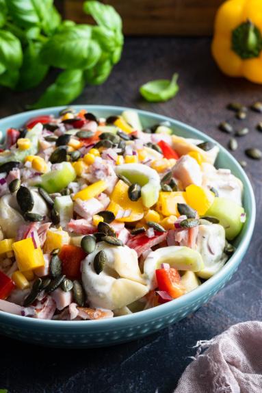 Zdjęcie - Sałatka z wędzonym kurczakiem i tortellini „Party hit” - Przepisy kulinarne ze zdjęciami