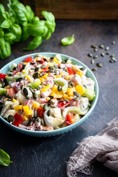 Zdjęcie - Sałatka z wędzonym kurczakiem i tortellini „Party hit” - Przepisy kulinarne ze zdjęciami