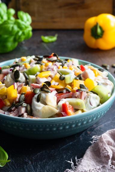 Zdjęcie - Sałatka z wędzonym kurczakiem i tortellini „Party hit” - Przepisy kulinarne ze zdjęciami