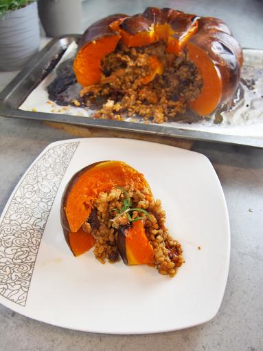 Zdjęcie: Dynia faszerowana – efektowne danie na wyjątkowy obiad Zdjęcie - Dynia faszerowana – efektowne danie na wyjątkowy obiad - Przepisy kulinarne ze zdjęciami