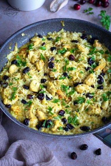 Zdjęcie - Ryż z kurczakiem w mleczku kokosowym z suszoną żurawiną - Przepisy kulinarne ze zdjęciami