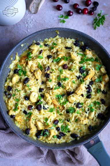 Zdjęcie - Ryż z kurczakiem w mleczku kokosowym z suszoną żurawiną - Przepisy kulinarne ze zdjęciami