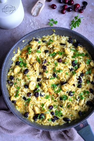 Zdjęcie: Ryż z kurczakiem w mleczku kokosowym z suszoną żurawiną Zdjęcie - Ryż z kurczakiem w mleczku kokosowym z suszoną żurawiną - Przepisy kulinarne ze zdjęciami