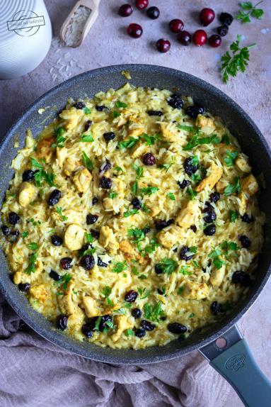 Zdjęcie: Ryż z kurczakiem w mleczku kokosowym z suszoną żurawiną Zdjęcie - Ryż z kurczakiem w mleczku kokosowym z suszoną żurawiną - Przepisy kulinarne ze zdjęciami