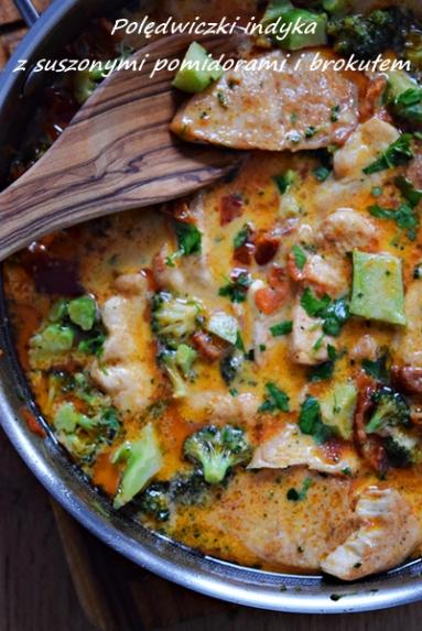 Zdjęcie: Polędwiczki indyka w kremowym sosie z warzywami - Napiecyku Zdjęcie - Polędwiczki indyka w kremowym sosie z warzywami - Napiecyku - Przepisy kulinarne ze zdjęciami