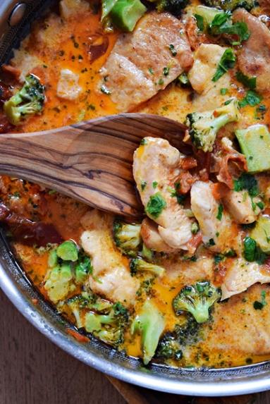 Zdjęcie: Polędwiczki indyka w kremowym sosie z warzywami - Napiecyku Zdjęcie - Polędwiczki indyka w kremowym sosie z warzywami - Napiecyku - Przepisy kulinarne ze zdjęciami