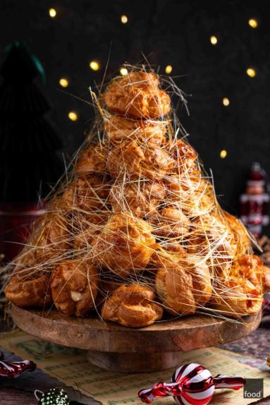 Zdjęcie: Croquembouche – ptysiowa piramida Zdjęcie - Croquembouche – ptysiowa piramida - Przepisy kulinarne ze zdjęciami