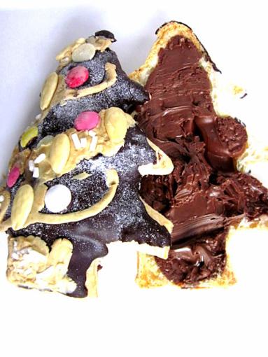 Zdjęcie: Choinki czekoladowe z ciasta francuskiego Zdjęcie - Choinki czekoladowe z ciasta francuskiego - Przepisy kulinarne ze zdjęciami