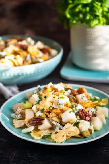 Zdjęcie - Sałatka makaronowa z kurczakiem i serem pleśniowym - Przepisy kulinarne ze zdjęciami