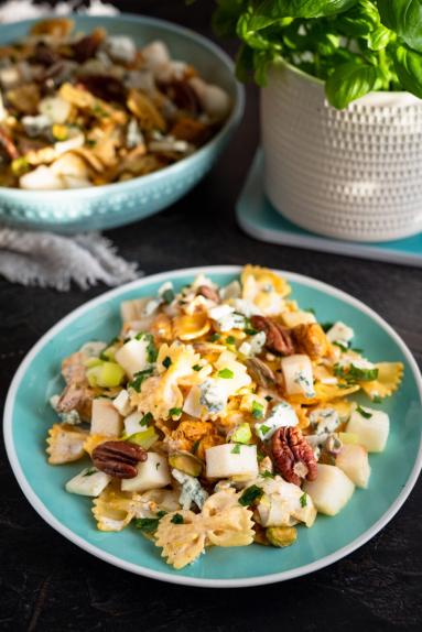 Zdjęcie - Sałatka makaronowa z kurczakiem i serem pleśniowym - Przepisy kulinarne ze zdjęciami