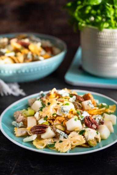 Zdjęcie: Sałatka makaronowa z kurczakiem i serem pleśniowym Zdjęcie - Sałatka makaronowa z kurczakiem i serem pleśniowym - Przepisy kulinarne ze zdjęciami