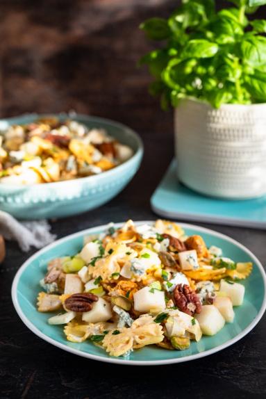 Zdjęcie - Sałatka makaronowa z kurczakiem i serem pleśniowym - Przepisy kulinarne ze zdjęciami