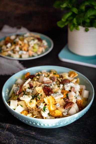 Zdjęcie - Sałatka makaronowa z kurczakiem i serem pleśniowym - Przepisy kulinarne ze zdjęciami