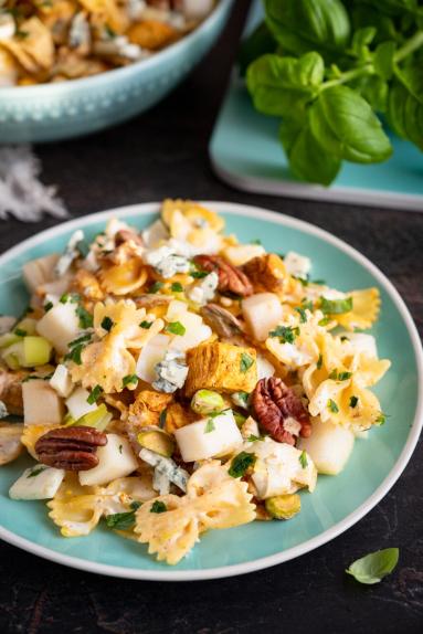 Zdjęcie - Sałatka makaronowa z kurczakiem i serem pleśniowym - Przepisy kulinarne ze zdjęciami