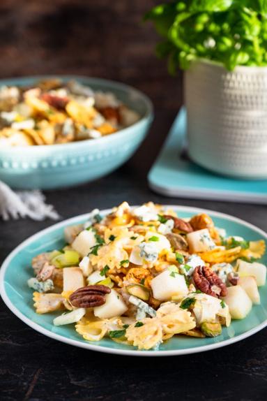 Zdjęcie: Sałatka makaronowa z kurczakiem i serem pleśniowym Zdjęcie - Sałatka makaronowa z kurczakiem i serem pleśniowym - Przepisy kulinarne ze zdjęciami