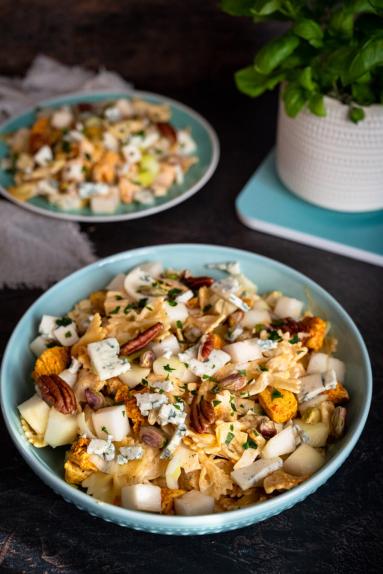 Zdjęcie - Sałatka makaronowa z kurczakiem i serem pleśniowym - Przepisy kulinarne ze zdjęciami