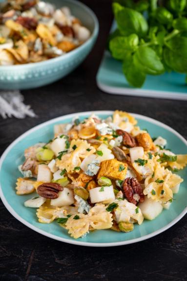 Zdjęcie - Sałatka makaronowa z kurczakiem i serem pleśniowym - Przepisy kulinarne ze zdjęciami