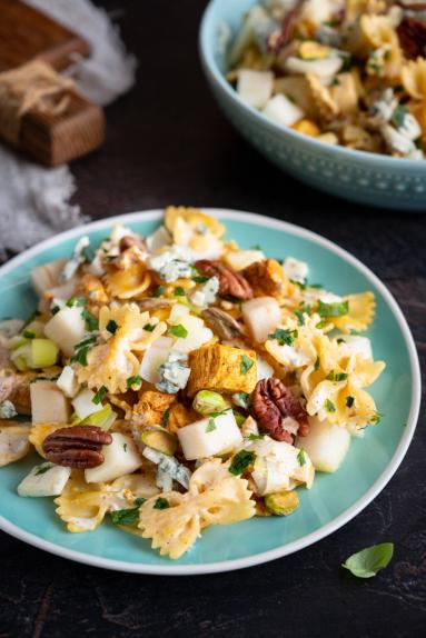 Zdjęcie - Sałatka makaronowa z kurczakiem i serem pleśniowym - Przepisy kulinarne ze zdjęciami