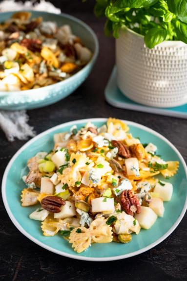 Zdjęcie - Sałatka makaronowa z kurczakiem i serem pleśniowym - Przepisy kulinarne ze zdjęciami