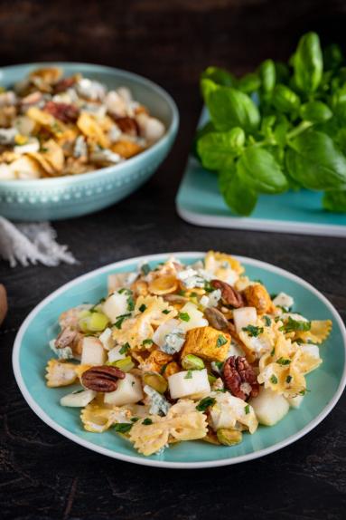 Zdjęcie - Sałatka makaronowa z kurczakiem i serem pleśniowym - Przepisy kulinarne ze zdjęciami