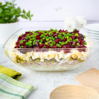 Zdjęcie - Sałatka warstwowa z tuńczykiem i buraczkami - Przepisy kulinarne ze zdjęciami