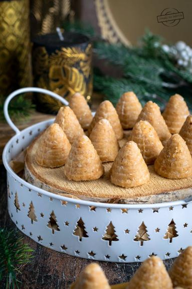 Zdjęcie - Ule z wi&oacute;rkami kokosowymi i marcepanem - Przepisy kulinarne ze zdjęciami