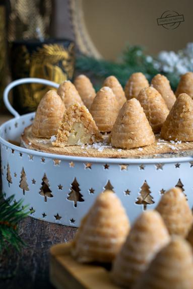 Zdjęcie - Ule z wi&oacute;rkami kokosowymi i marcepanem - Przepisy kulinarne ze zdjęciami