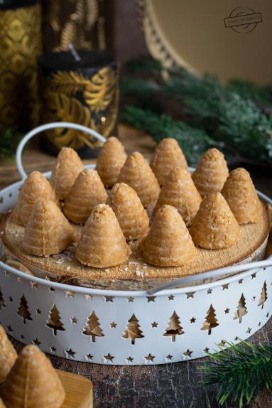 Zdjęcie - Ule z wi&oacute;rkami kokosowymi i marcepanem - Przepisy kulinarne ze zdjęciami