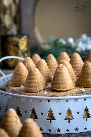 Zdjęcie - Ule z wi&oacute;rkami kokosowymi i marcepanem - Przepisy kulinarne ze zdjęciami