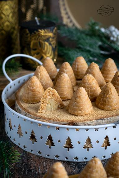 Zdjęcie - Ule z wi&oacute;rkami kokosowymi i marcepanem - Przepisy kulinarne ze zdjęciami