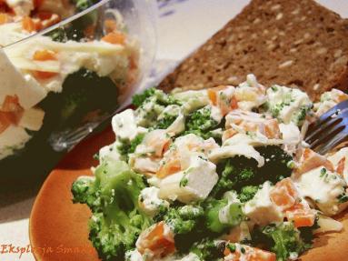 Zdjęcie - Sałatka   brokułowo-marchewkowa  - Przepisy kulinarne ze zdjęciami