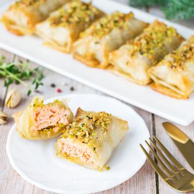 Zdjęcie - Zapiekany łosoś w cieście filo z pistacjami - Przepisy kulinarne ze zdjęciami