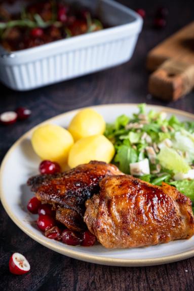 Zdjęcie - Udka kurczaka pieczone z żurawiną - Przepisy kulinarne ze zdjęciami