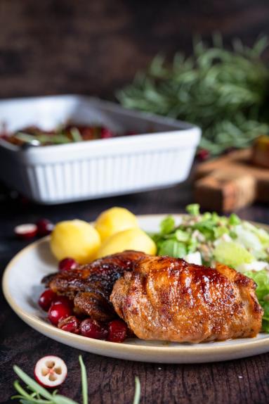 Zdjęcie - Udka kurczaka pieczone z żurawiną - Przepisy kulinarne ze zdjęciami