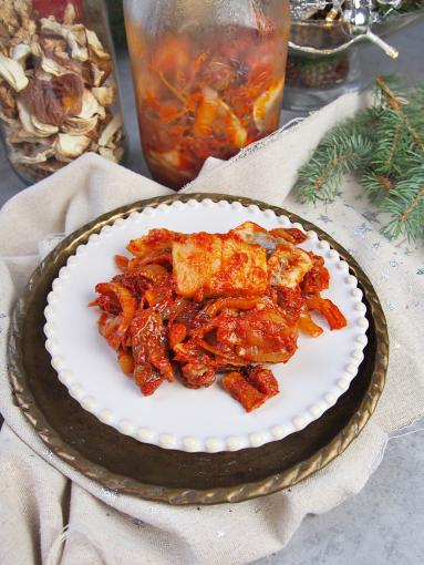 Zdjęcie: Śledzie gajowego z suszonymi borowikami (po myśliwsku) Zdjęcie - Śledzie gajowego z suszonymi borowikami (po myśliwsku) - Przepisy kulinarne ze zdjęciami