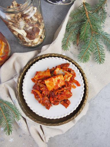 Zdjęcie: Śledzie gajowego z suszonymi borowikami (po myśliwsku) Zdjęcie - Śledzie gajowego z suszonymi borowikami (po myśliwsku) - Przepisy kulinarne ze zdjęciami