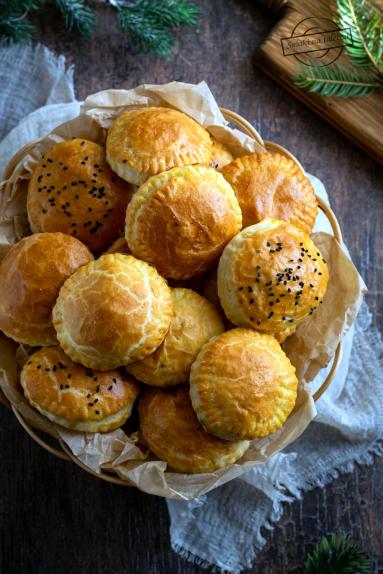 Zdjęcie: Krucho-drożdżowe paszteciki z pieczarkami Zdjęcie - Krucho-drożdżowe paszteciki z pieczarkami - Przepisy kulinarne ze zdjęciami