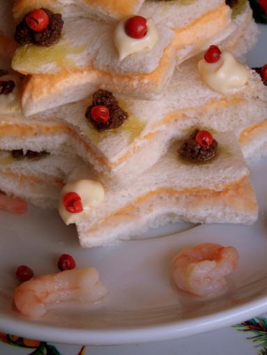 Zdjęcie - Świąteczna choinka z pancarr&eacute; z musem łososiowym - Przepisy kulinarne ze zdjęciami