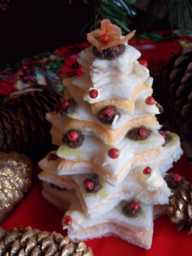 Zdjęcie - Świąteczna choinka z pancarr&eacute; z musem łososiowym - Przepisy kulinarne ze zdjęciami